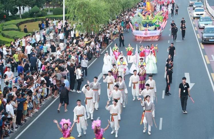 暑期文娱旅游持续“上新” 促进地方消费稳定增长
