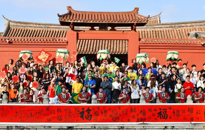 近千名中外青少年漳州古城上演“闽南语”快闪