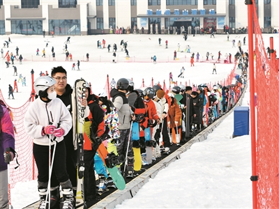 燃动“冬游青岛” 青岛冰雪运动市场“热”力十足