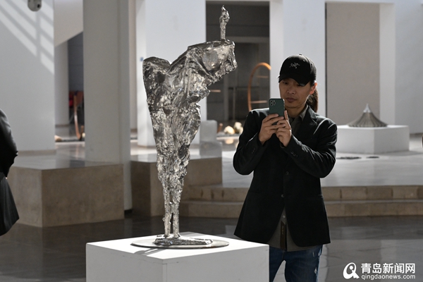 “山东省雕塑艺术家协会会员作品展”在青岛市雕塑馆开展