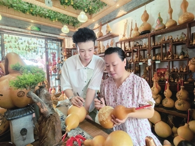 青岛80后姐妹守艺记：百年葫芦雕刻的非遗新生