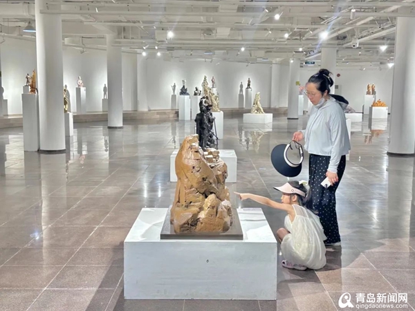 持续至8月17日 “匠心筑梦·新时代工匠精神主题雕塑作品展”在青岛市雕塑馆开幕