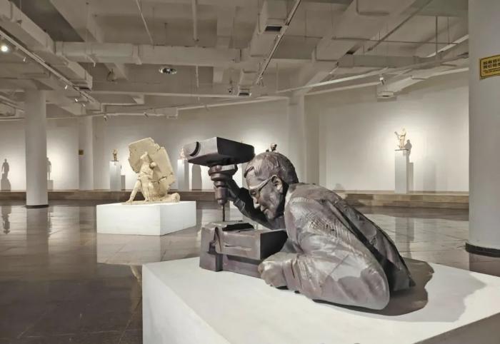 “匠心筑梦·新时代工匠精神主题雕塑作品展”亮相青岛