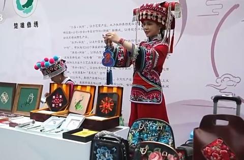 年轻人钟情老手艺 非遗装上“新引擎”