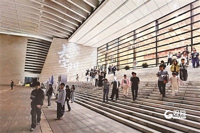 青岛假期演出：处处都是“观众席”，多元供给满足市民游客需