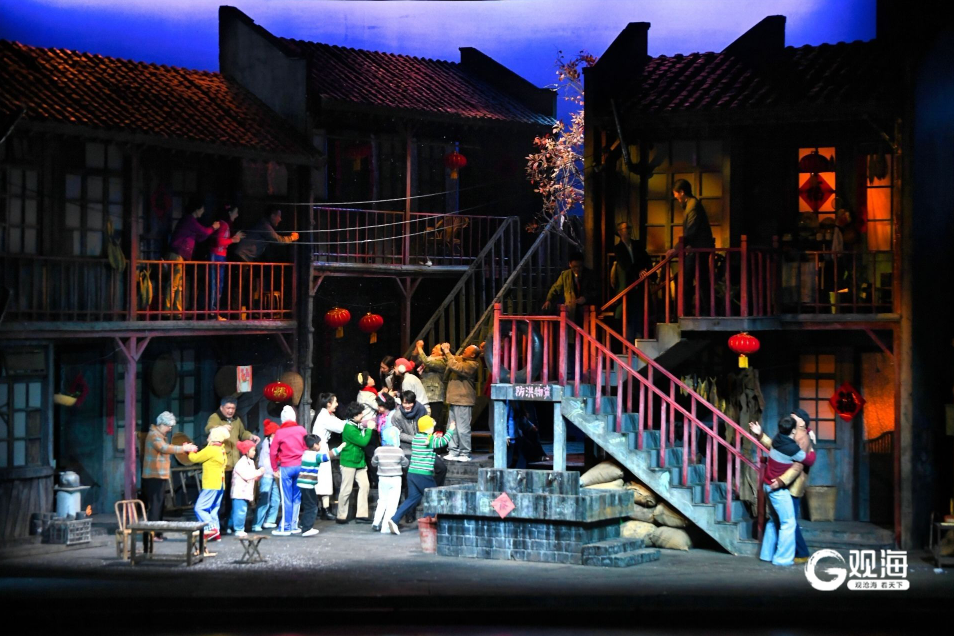 话剧《烟火人间》汇报演出在青岛大剧院举行