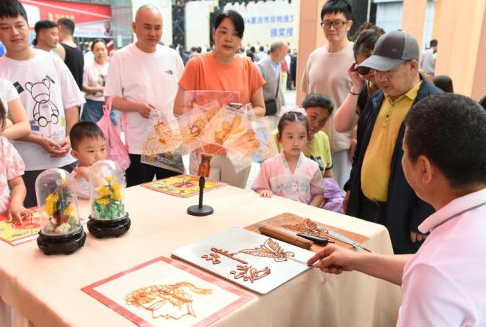 86.4%受访青年感觉体验非遗的年轻人越来越多