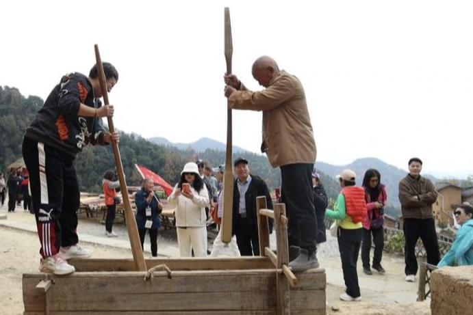 皖南深山藏土楼 七旬匠人守传承