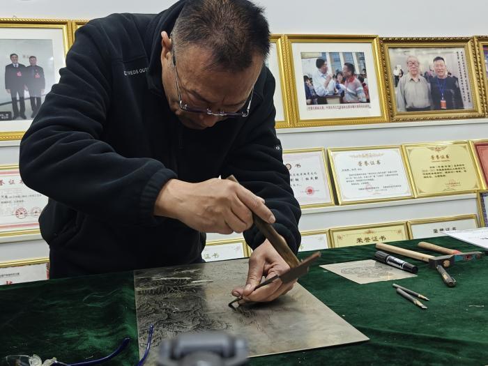 探访国家级非遗杜氏刻铜:以刀为笔 錾刻光阴