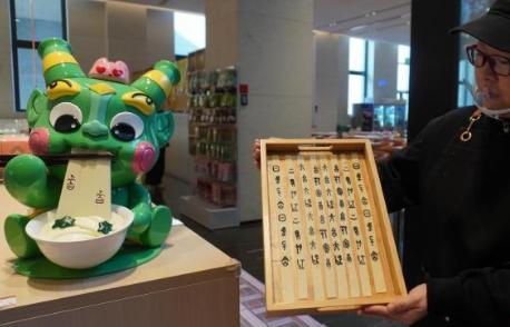 “甲骨文面条”走红 游客吃面“沾福气”