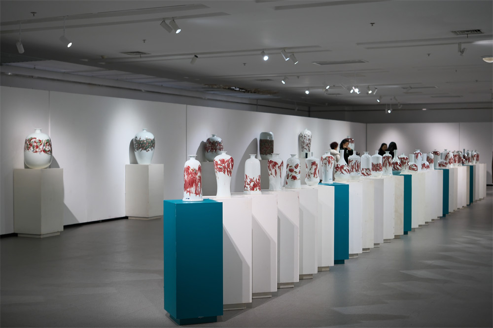 <b>“瓷韵流芳·艺享崂山”迎新春陶瓷彩绘艺术展启幕 解锁新春文化体验</b>