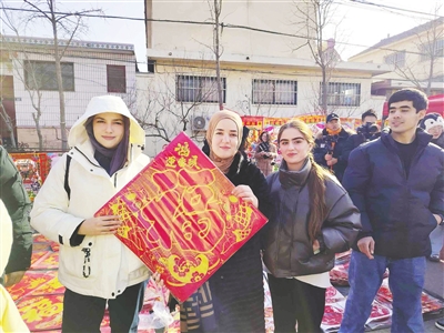 洋面孔来青品味地道中国年 外籍留学生在胶州体验传统大集
