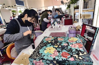 青岛非遗产业化:指尖老手艺焕发国潮新活力