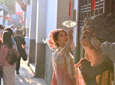 国潮热，绘就人文经济新诗篇