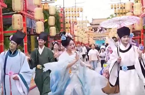 看非遗、玩非遗 传统文化吸睛“出圈” “国潮热”为假日经济