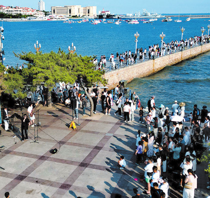 <font color='red'>青岛</font>:海风送来清凉,旋