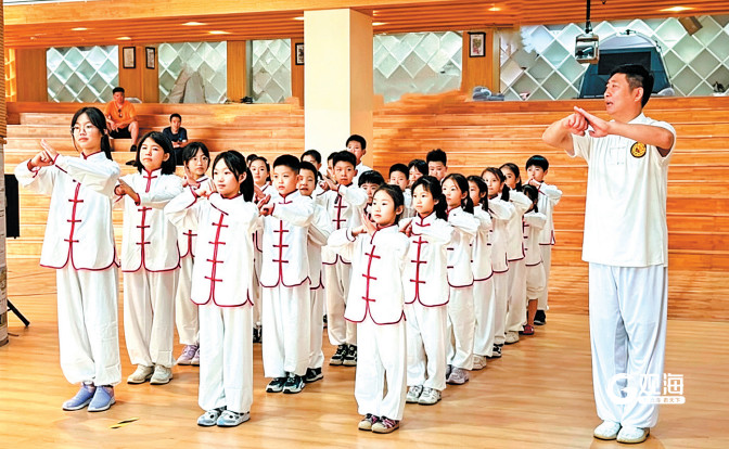 剪纸、面塑、贝雕、活字印刷……这个夏天，青岛非遗迎来“小
