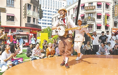 “步步惊喜”点燃 “笑声经济” 里院喜剧节将节庆流量转化为常态化演出市场